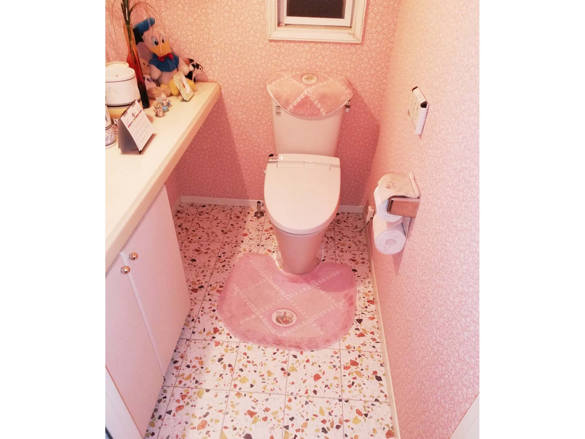 個性的な床クッションフロアで可愛らしいトイレにリフォーム 豊田市 安城市のリフォーム専門店 オケゲン